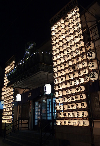 2014提灯で飾られた寺