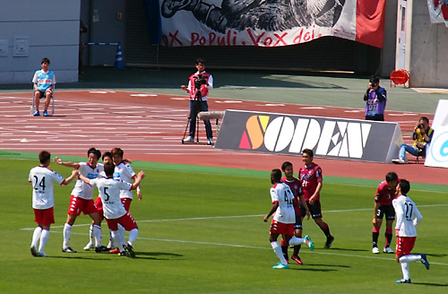 201504岡山戦・ゴールした宮澤と駆け寄る選手たち