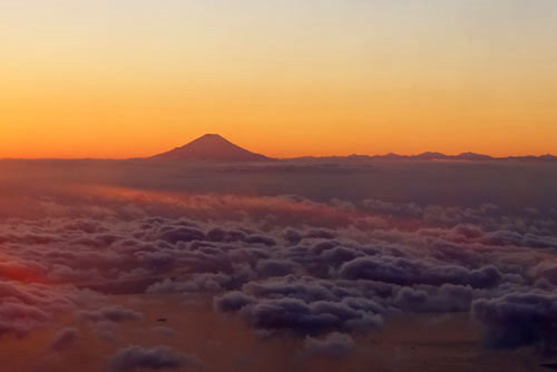 201712飛行機から見た富士山夕景